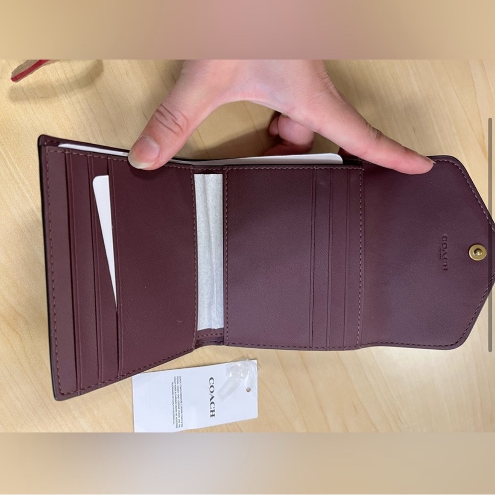COACH Brand New βWynβ Tri-Fold Envelope Leather Wallet, Brass/Merlot - Picture 5 of 9